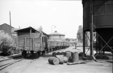 837295 Afbeelding van enkele goederenwagens op het spoor van de gemeentelijke gasfabriek aan de Blauwkapelseweg te Utrecht.